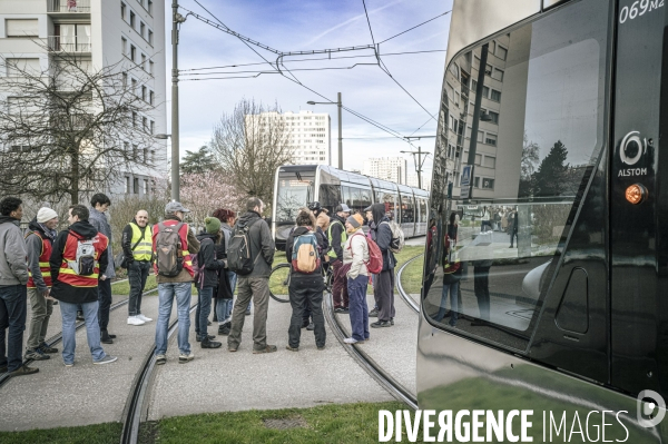 Blocage du tramway contre la réforme des retraites à Tours