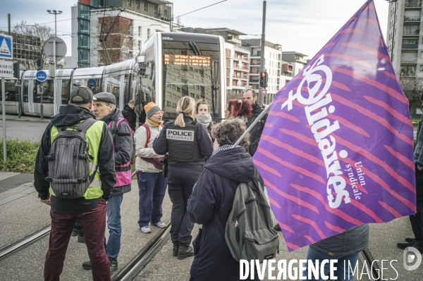 Blocage du tramway contre la réforme des retraites à Tours