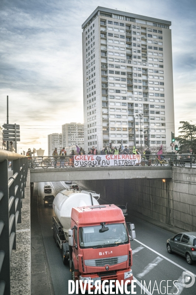 Blocage du tramway contre la réforme des retraites à Tours