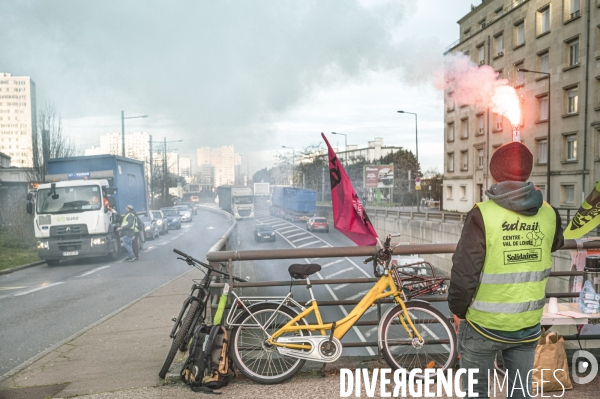 Blocage du tramway contre la réforme des retraites à Tours