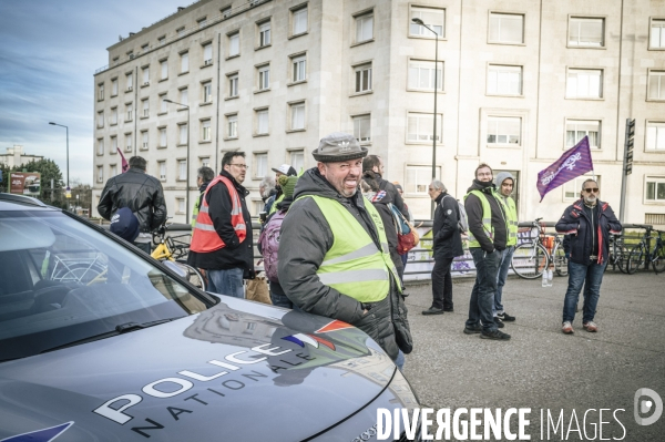 Blocage du tramway contre la réforme des retraites à Tours