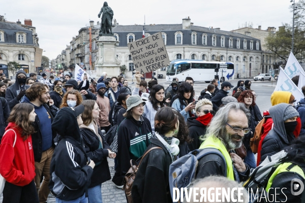 Manifestation qui dégénère dans les rues de Bordeaux.