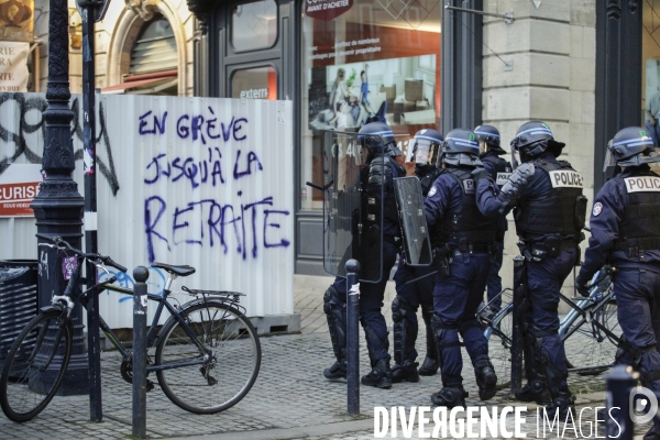 Manifestation qui dégénère dans les rues de Bordeaux.