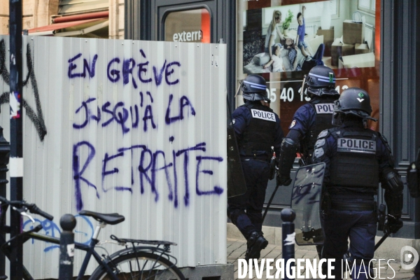 Manifestation qui dégénère dans les rues de Bordeaux.