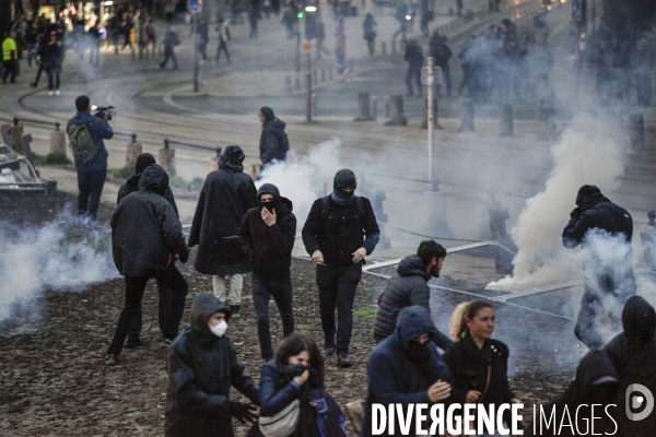 Manifestation qui dégénère dans les rues de Bordeaux.