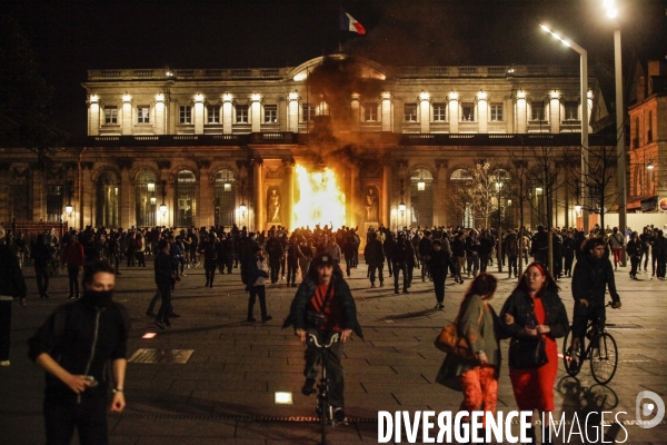 L entrée principale du Palais Rohan, siège de la mairie, place Pey-Berland est en feu.