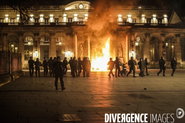 L entrée principale du Palais Rohan, siège de la mairie, place Pey-Berland est en feu.