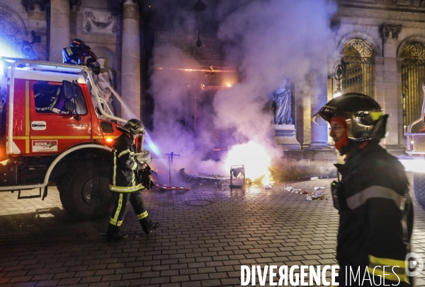 L entrée principale du Palais Rohan, siège de la mairie, place Pey-Berland est en feu.