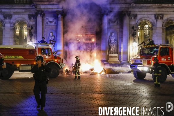 L entrée principale du Palais Rohan, siège de la mairie, place Pey-Berland est en feu.