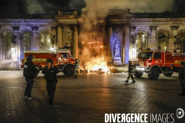 L entrée principale du Palais Rohan, siège de la mairie, place Pey-Berland est en feu.