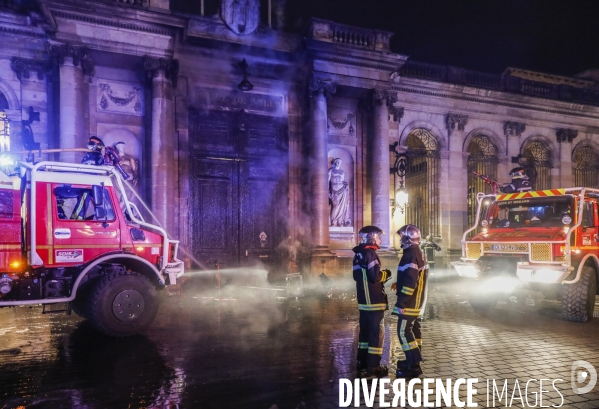 L entrée principale du Palais Rohan, siège de la mairie, place Pey-Berland est en feu.