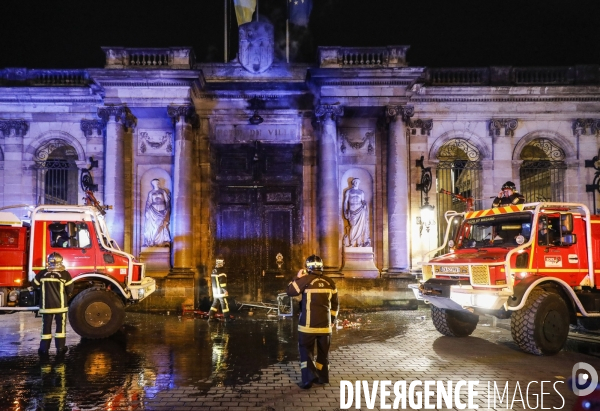 L entrée principale du Palais Rohan, siège de la mairie, place Pey-Berland est en feu.