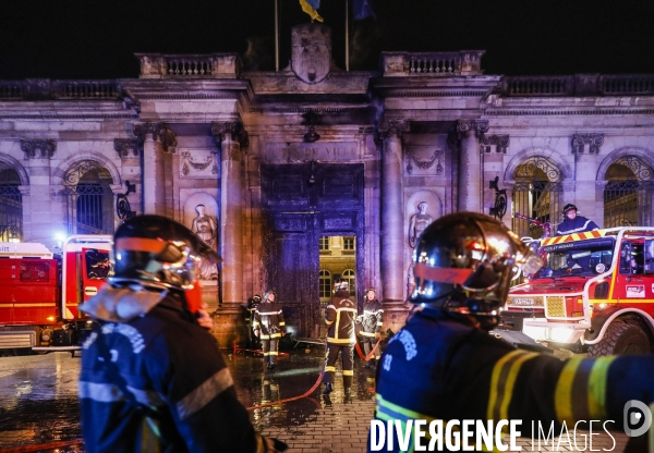 L entrée principale du Palais Rohan, siège de la mairie, place Pey-Berland est en feu.