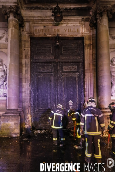 L entrée principale du Palais Rohan, siège de la mairie, place Pey-Berland est en feu.