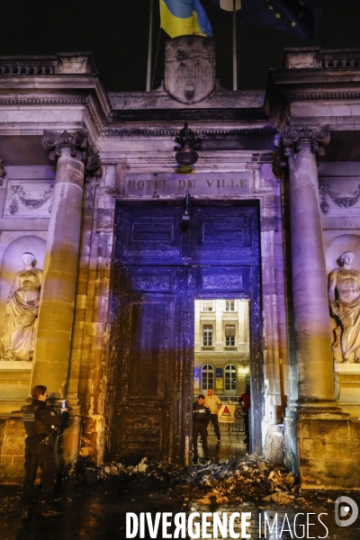 L entrée principale du Palais Rohan, siège de la mairie, place Pey-Berland est en feu.