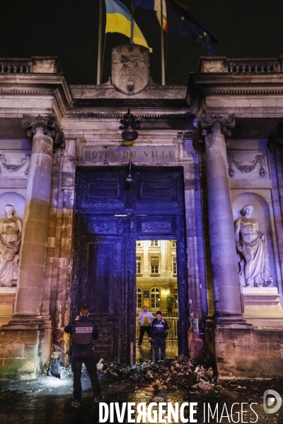 L entrée principale du Palais Rohan, siège de la mairie, place Pey-Berland est en feu.