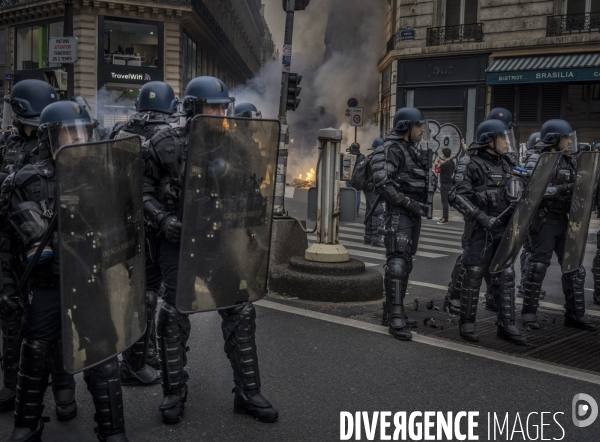 CRS  pendant la manif du 23 Mars contre la reforme des retraites