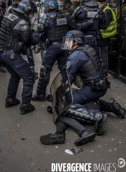 CRS  pendant la manif du 23 Mars contre la reforme des retraites