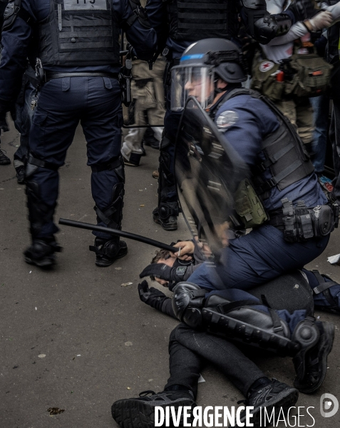 CRS  pendant la manif du 23 Mars contre la reforme des retraites