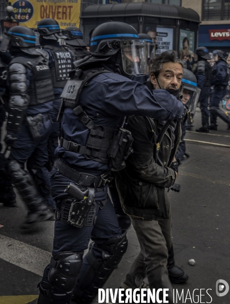 CRS  pendant la manif du 23 Mars contre la reforme des retraites