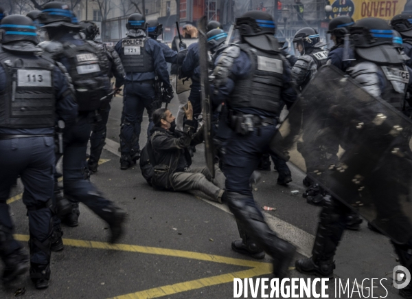 CRS  pendant la manif du 23 Mars contre la reforme des retraites