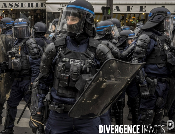 CRS  pendant la manif du 23 Mars contre la reforme des retraites