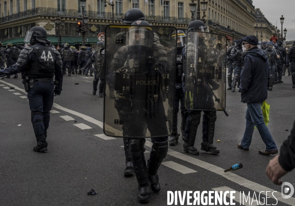 CRS  pendant la manif du 23 Mars contre la reforme des retraites