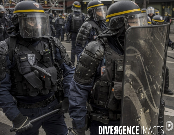 CRS  pendant la manif du 23 Mars contre la reforme des retraites