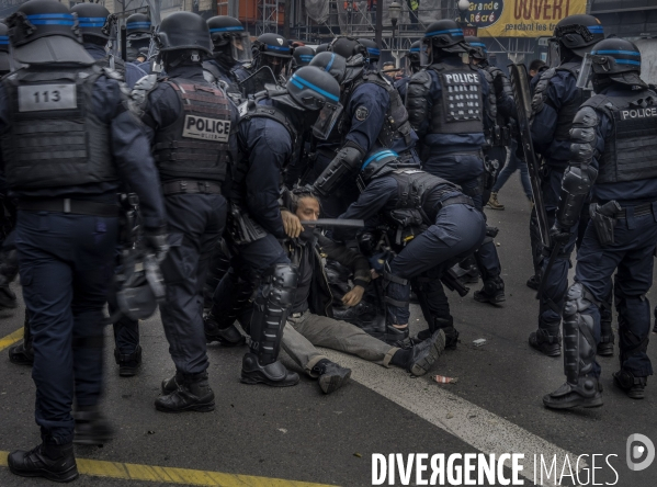 CRS  pendant la manif du 23 Mars contre la reforme des retraites