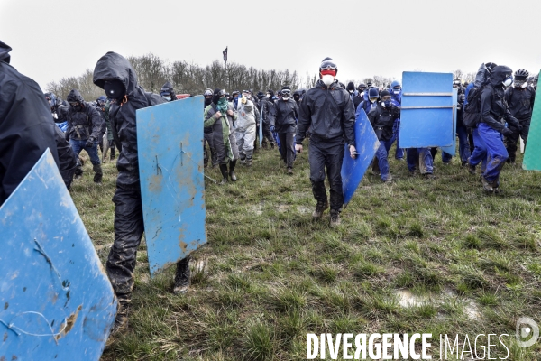 Rassemblement contre la construction de mégabassines à Sainte-Soline.