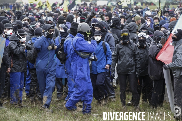 Rassemblement contre la construction de mégabassines à Sainte-Soline.