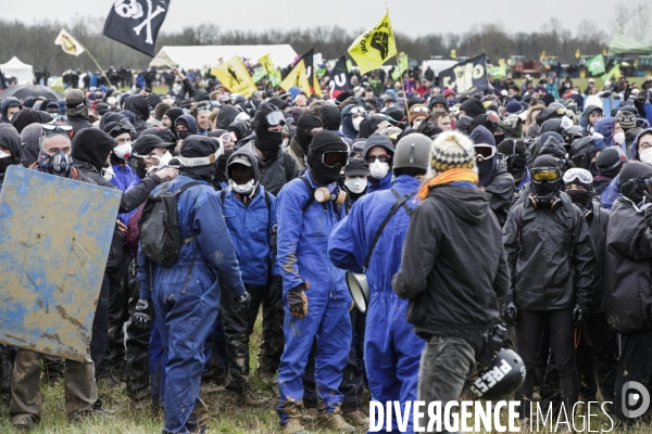 Rassemblement contre la construction de mégabassines à Sainte-Soline.