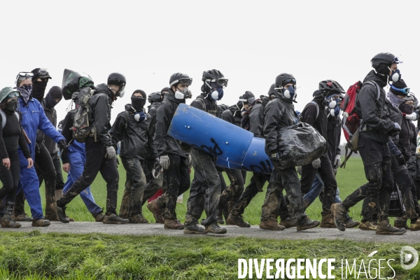 Rassemblement contre la construction de mégabassines à Sainte-Soline.
