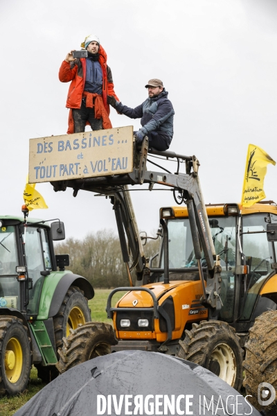 Rassemblement contre la construction de mégabassines à Sainte-Soline.