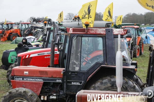 Rassemblement contre la construction de mégabassines à Sainte-Soline.