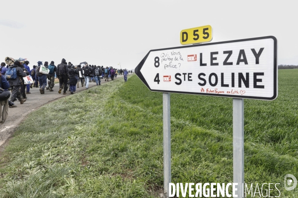 Rassemblement contre la construction de mégabassines à Sainte-Soline.