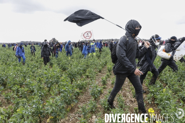 Rassemblement contre la construction de mégabassines à Sainte-Soline.