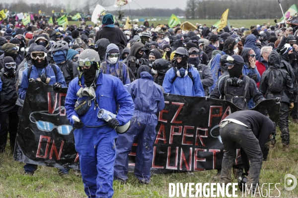 Rassemblement contre la construction de mégabassines à Sainte-Soline.