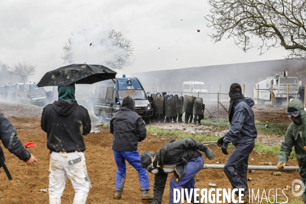 Rassemblement contre la construction de mégabassines à Sainte-Soline.