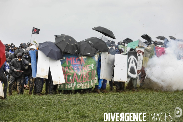 Rassemblement contre la construction de mégabassines à Sainte-Soline.