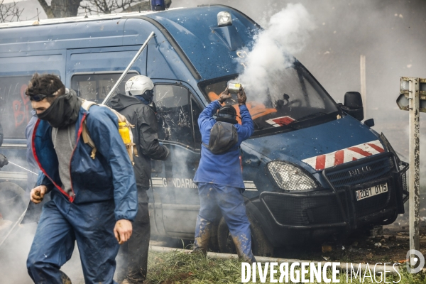 Rassemblement contre la construction de mégabassines à Sainte-Soline.
