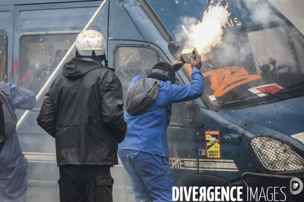 Rassemblement contre la construction de mégabassines à Sainte-Soline.