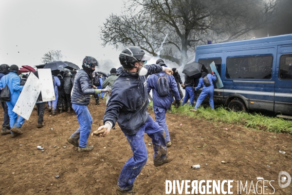 Rassemblement contre la construction de mégabassines à Sainte-Soline.