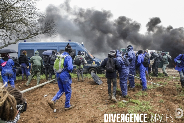 Rassemblement contre la construction de mégabassines à Sainte-Soline.