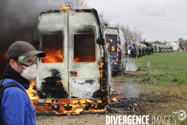 Rassemblement contre la construction de mégabassines à Sainte-Soline.