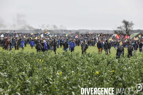 Rassemblement contre la construction de mégabassines à Sainte-Soline.