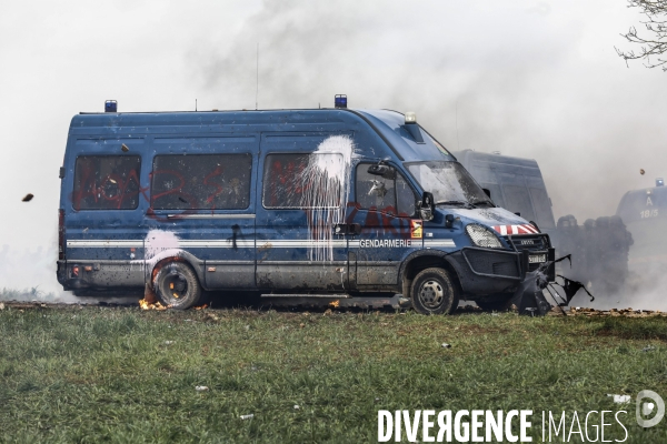 Rassemblement contre la construction de mégabassines à Sainte-Soline.