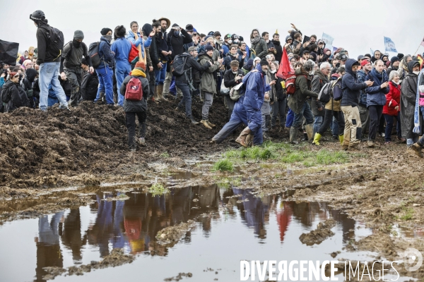 Rassemblement contre la construction de mégabassines à Sainte-Soline.