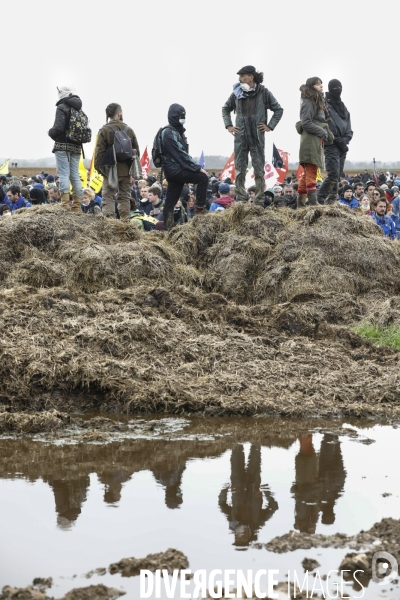 Rassemblement contre la construction de mégabassines à Sainte-Soline.