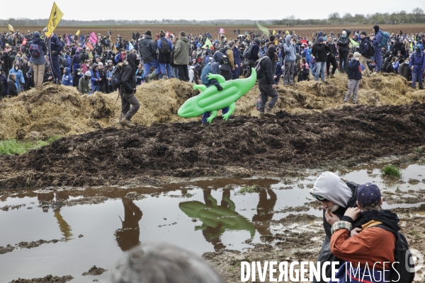 Rassemblement contre la construction de mégabassines à Sainte-Soline.